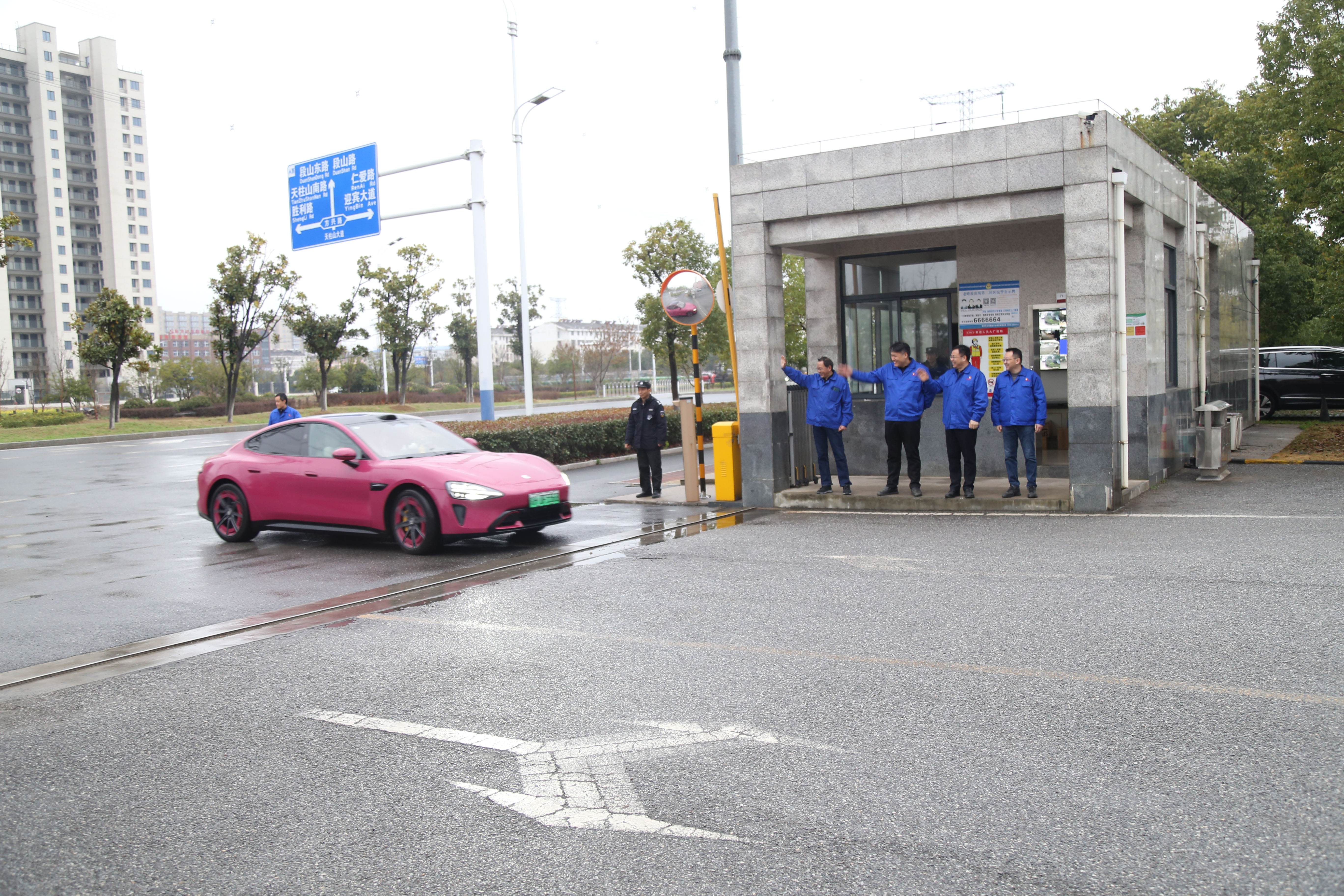 公司领导迎接节后归来的员工.jpg 公司领导迎接节后归来的员工.jpg