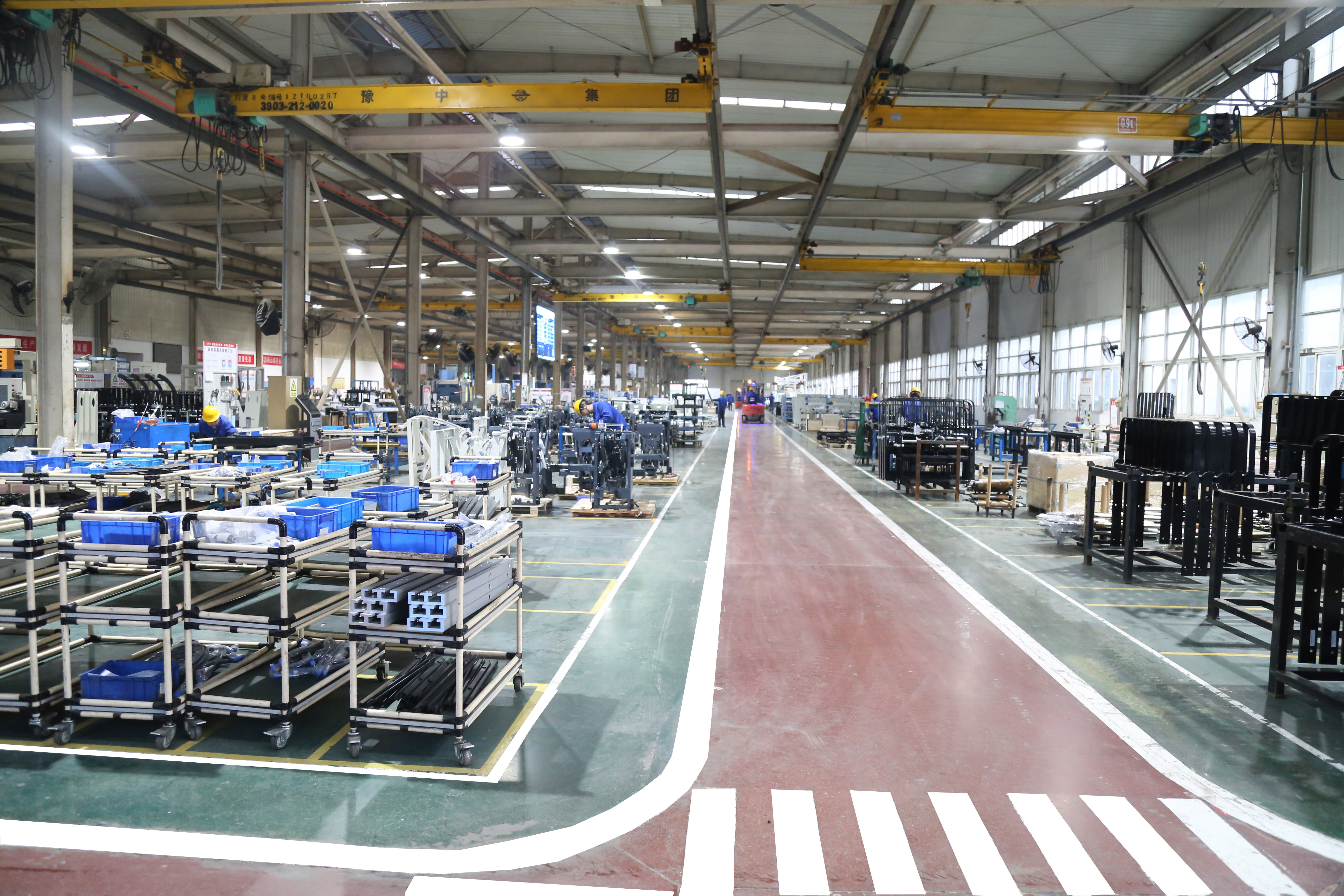 紧张有序的生产现场(一).jpg 紧张有序的生产现场(一).jpg