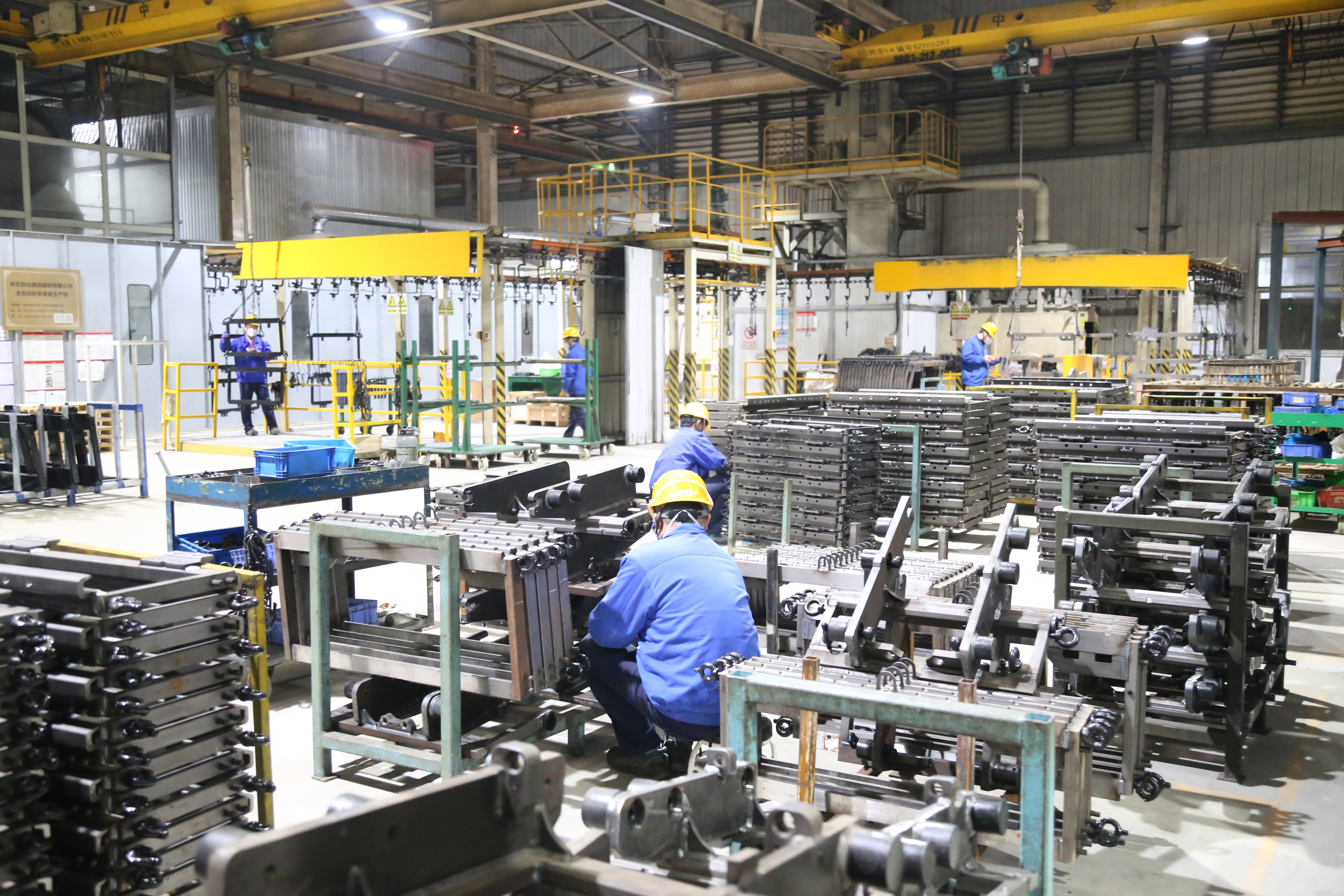 紧张有序的生产现场(二).jpg 紧张有序的生产现场(二).jpg