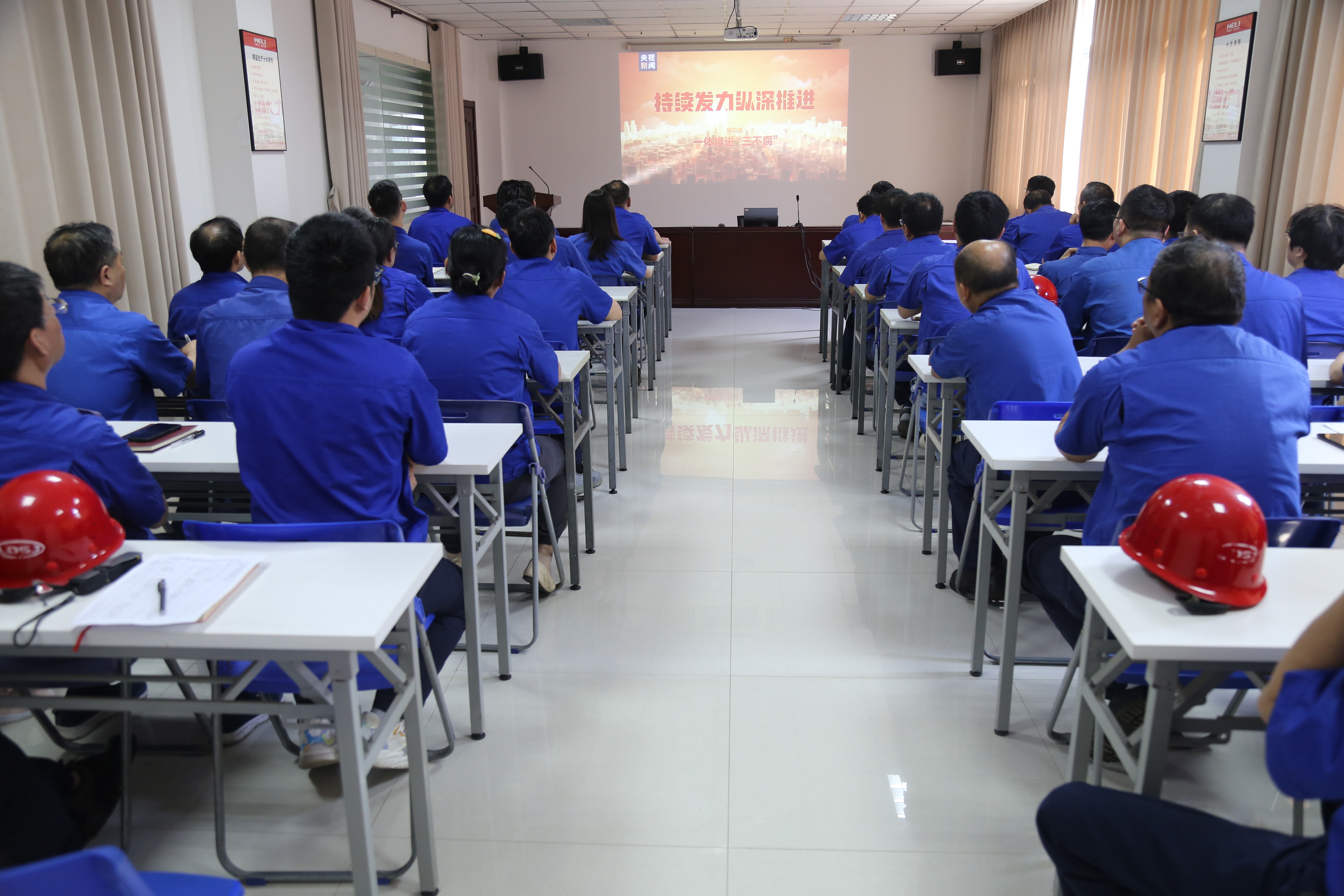 全体党员、干部集体观看警示教育片.JPG 全体党员、干部集体观看警示教育片.JPG